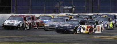 Daytona 500 - Earnhardt (88) turns into Vickers (83)