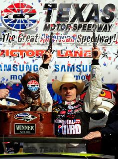 2009_Samsung_500 Gordon wins at Texas for the first time in 17 attempts